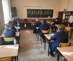 Łódzcy maturzyści przed egzaminem z języka polskiego