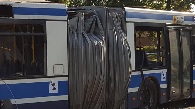 Tak wygląda autobus po wybuchu bomby, którą chciał stworzyć Paweł R.