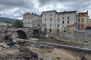 Śmiertelny wypadek w Lądku-Zdroju. 70-latek spadł z uszkodzonego mostu