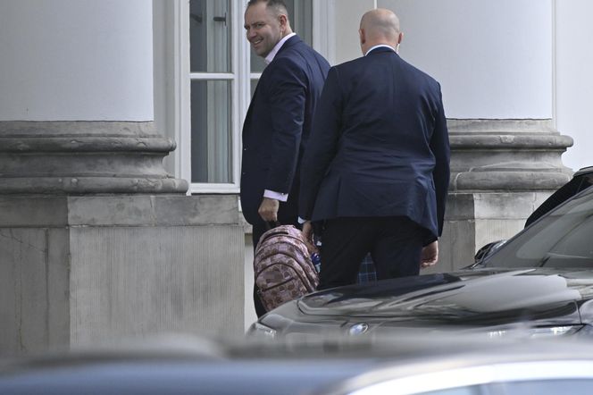 Karol Nawrocki który odbiera Kasię ze szkoły.