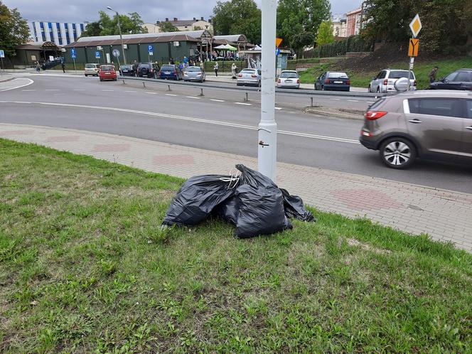Więźniowie pomagali sprzątać Przemyśl. Zebrano 5 ton śmieci! [ZDJĘCIA]