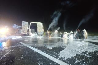 Śmiertelny wypadek pod Łowiczem. Kierowca BMW nie żyje. Dwa pojazdy spłonęły w pożarze 