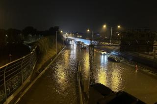 Największa ulewa w historii przeszła nad Warszawą. Trasa S8 zamknięta, ulice zamieniły się w jeziora 