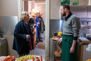 Na Wspólnej odc. 2865. Kazik/ Paweł (Grzegorz Kwiecień), Maria (Bożena Dykiel)