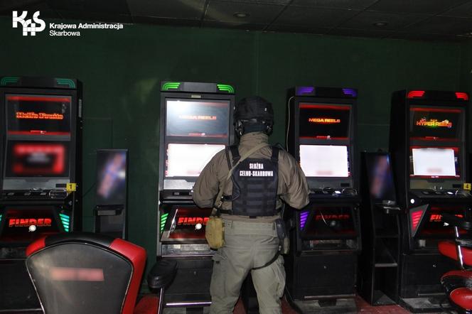 Funkcjonariusze warmińsko-mazurskiej KAS zajęli w Kętrzynie 4 nielegalne automaty do gier hazardowych