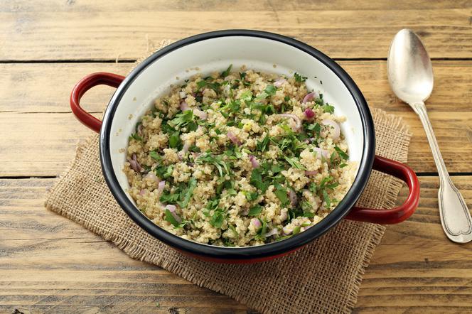quinoa-ze-szpinakiem-i-pieczarkami-komosa-ryzowa-na-cieplo.jpg