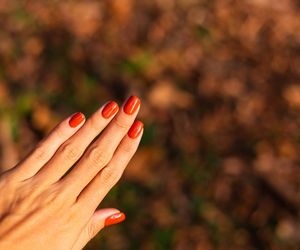 Pumpkin spice nails to najmodniejszy manicure na jesień. Oto najmodniejsze odcienie dyniowych paznokci