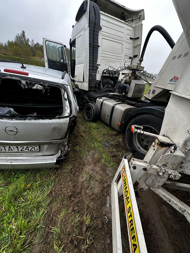 Karambol na A1. Zderzenie ciężarówki z osobówkami. Jak długo potrwają utrudnienia?