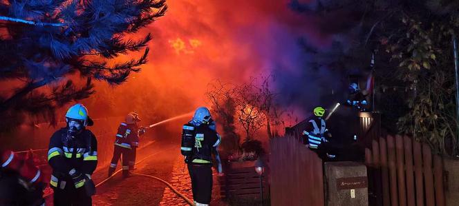 Pożar domu w Nowej Wsi Wielkiej! Na miejscu 7 zastępów straży pożarnej [ZDJĘCIA]