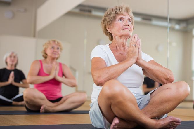 Starsze kobiety praktykujące jogę 