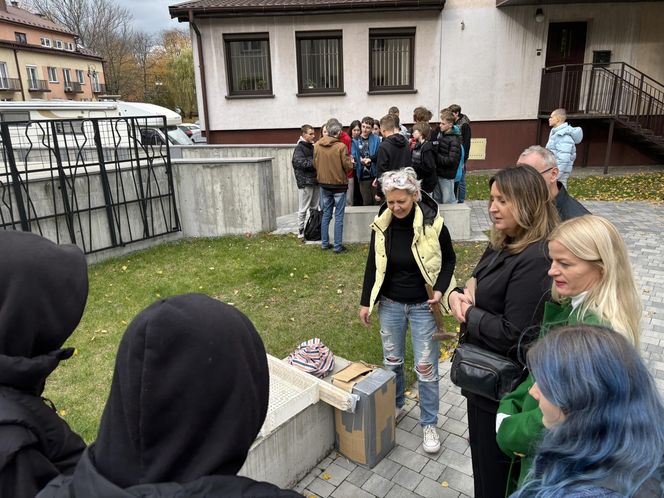 Uczniowie sadzili żonkile przy skwerze pamięci