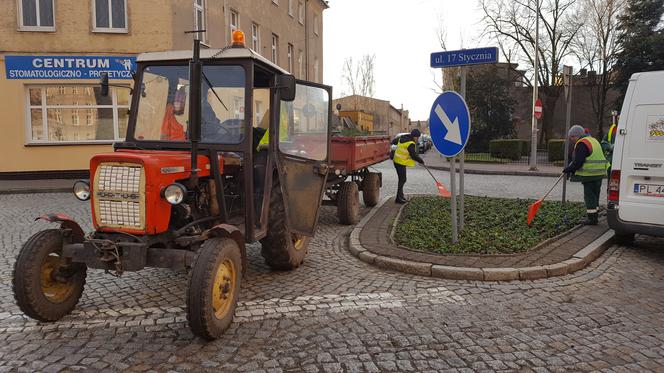 Za nieco ponad miesiąc wiosna! Na skwerach w Lesznie zaczęły się już pozimowe porządki