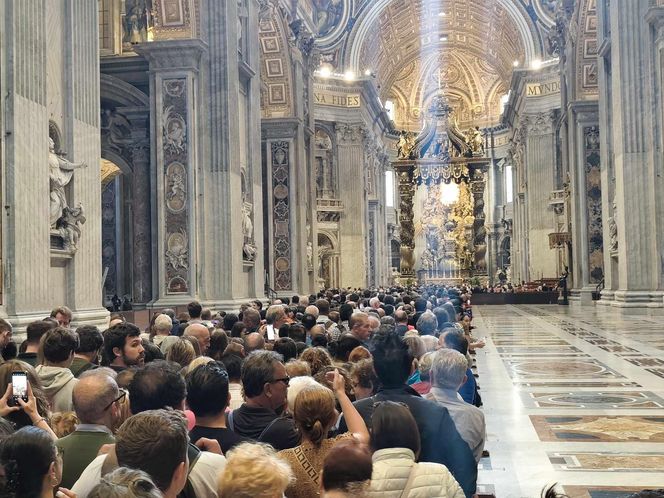 Rzym. Wierni czekają, by złożyć hołd papieżowi Franciszkowi