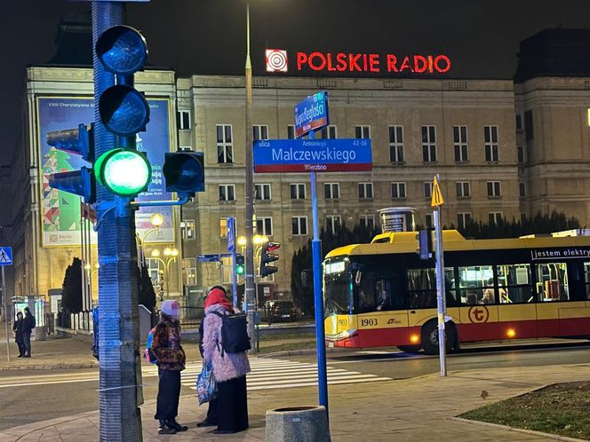 Kobieta walczy o życie po wypadku na al. Niepodległości w Warszawie. Pijany kierowca potrącił ją na zielonym świetle