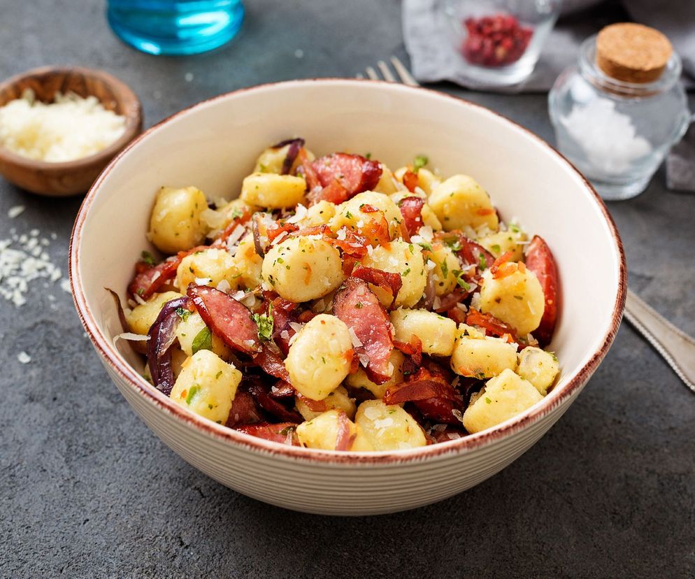 Przepysznie proste gnocchi z kiełbasą z patelni: szybkie danie dla zaganianych