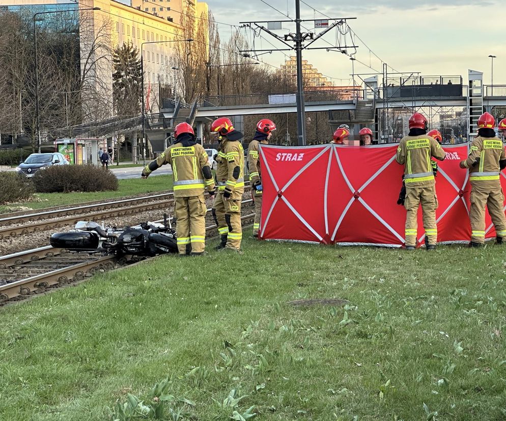 Starsza chciała zawrócić swoim lexusem. Motocyklista nie miał szans jej ominąć