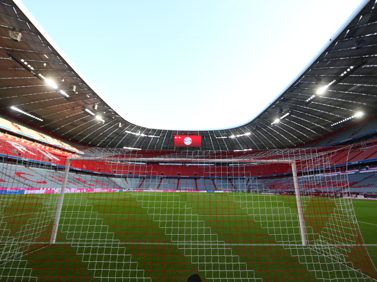 Chwile GROZY przed meczem EURO 2020! Na stadionie wybuchł POŻAR, interwencja straży pożarnej