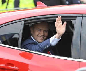 Jakimi samochodami jeżdżą kandydaci na prezydenta 2025? Sprawdziliśmy, co stoi w ich garażach!