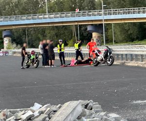 Motocyklista popisywał się na drodze