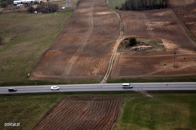 Wielki transport z cudzoziemcami przekroczył granicę. Pojechali w kierunku Litwy [ZDJĘCIA]
