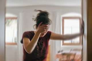 Pierwsze objawy choroby widać w oczach. Pojawiają się 12 lat przed diagnozą