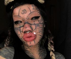  Ta dziewczyna myśli, że jest kotem. Ma 72 kolczyki, zmodyfikowaną twarz i rozszczepiony język. Szokujące zdjęcia! 