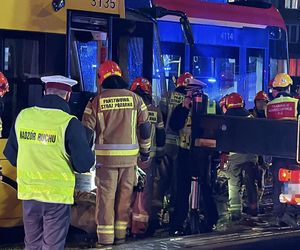 40-letnia rowerzystka wciągnięta pod pędzący tramwaj. „Liczne obrażenia ciała”