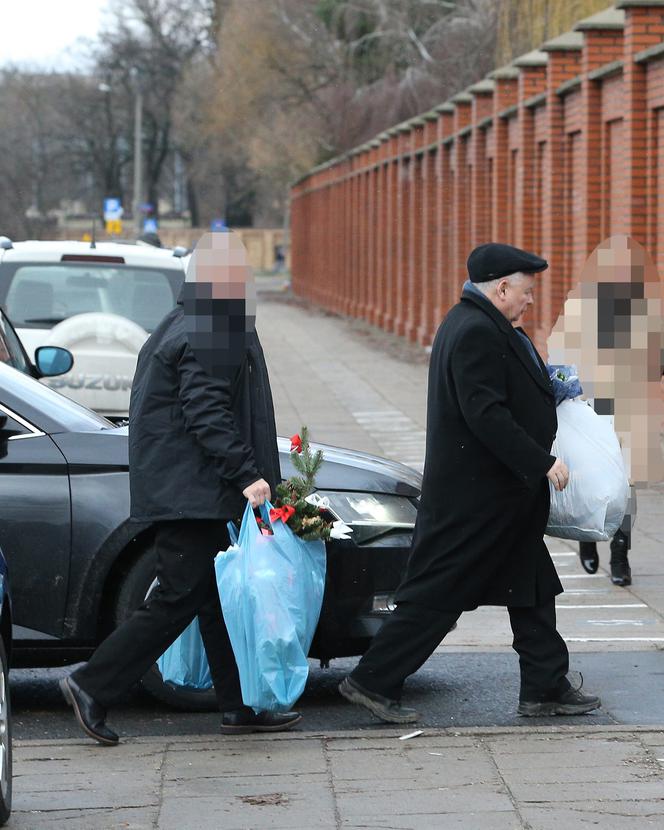 Prezes zawiózł choinkę na grób mamy