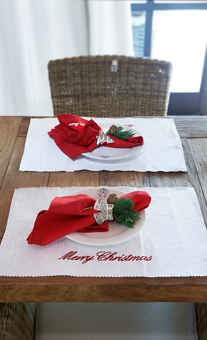 Dekoracja stołu na Boże Narodzenie w kolorze czerwonym