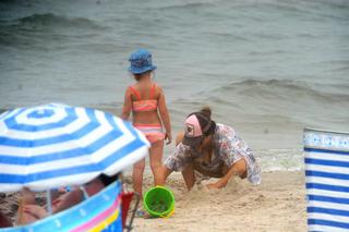 KATARZYNA CICHOPEK Z RODZINĄ NA PLAŻY