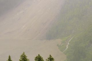 Szwajcaria. Kamienna lawina pogrzebała alpejską wioskę, gdy oderwał się ogromny fragment lodowca