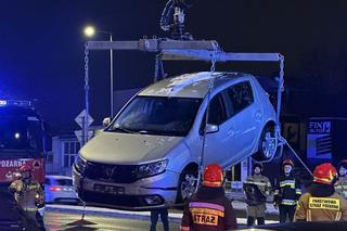 Karambol w Warszawie. Jeden samochód na dachu drugiego