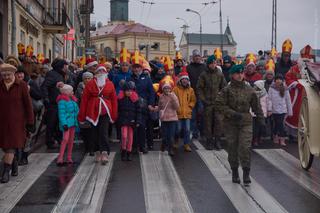 Setki Mikołajów w centrum miasta. Orszak św. Mikołaja w Lublinie