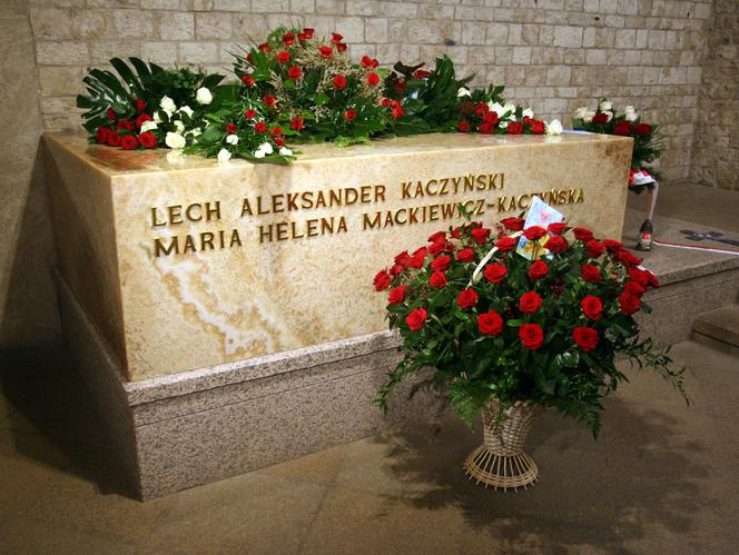 Jarosław i Marta Kaczyński złożyli kwiaty na grobie prezydenckiej pary z okazji 61.urodzin braci Kaczyńskich 