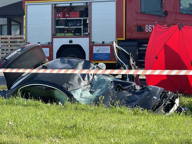  Śmierć na drodze w Radonicach. Dachowanie BMW