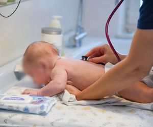 Maleńki Staś samotnie czeka w szpitalu na rodzinę