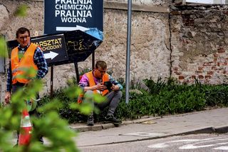 Tak wyglądają roboty drogowe w Ostródzie. Telefon zamiast łopaty. Ekipa rodem z memów