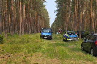 Makabryczne odkrycie w lesie. Najpierw samochód, potem ciało!