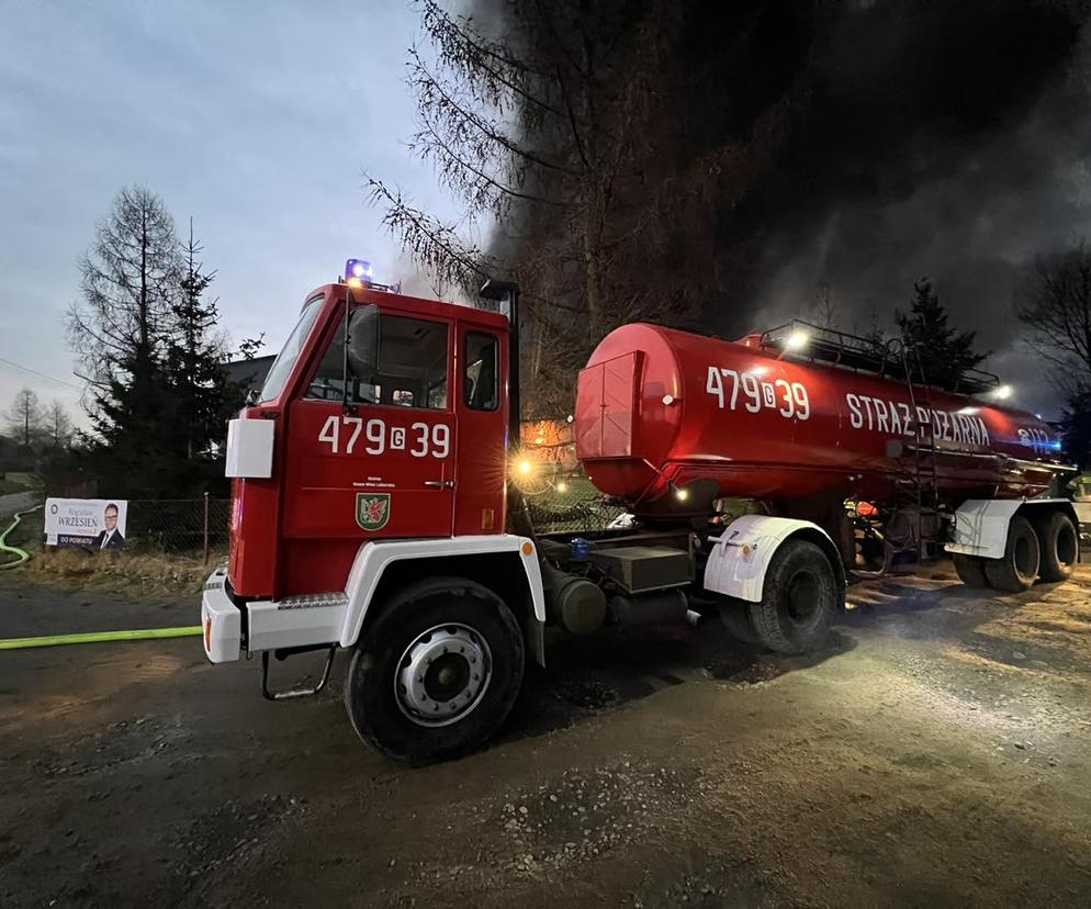 Ogromny pożar w Kaninie. Płonie zakład meblarski, na miejscu pracuje 100 strażaków