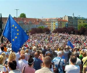 Manifestacja 4 czerwca na placu Solidarności w Szczecinie