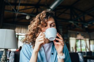 Kawa zamiast śniadania? Ten nawyk ma cichy, groźny skutek