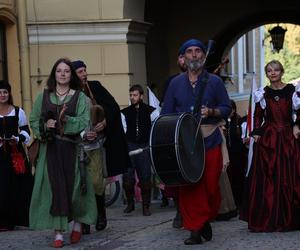 Korowód w ramach Międzynarodowego Festiwalu Renesansu w Lublinie