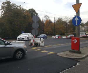 Autobusy (ledwo) przeciskają się przez torowisko przed mostem Bernardyńskim. Czy nie mogłyby zawracać na rondzie? 