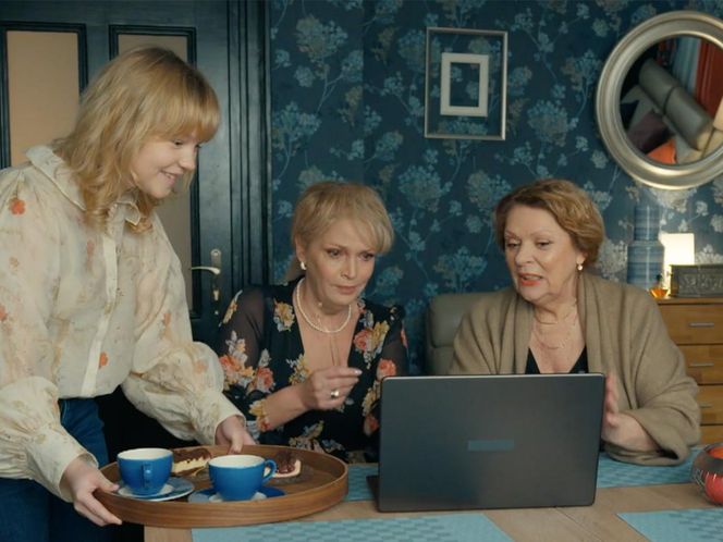 Barwy szczęścia, odcinek 3192: Rawiczowa (Elżbieta Jarosik), Małgorzata (Adrianna Biedrzyńska), Emilka (Jessica Frankiewicz)