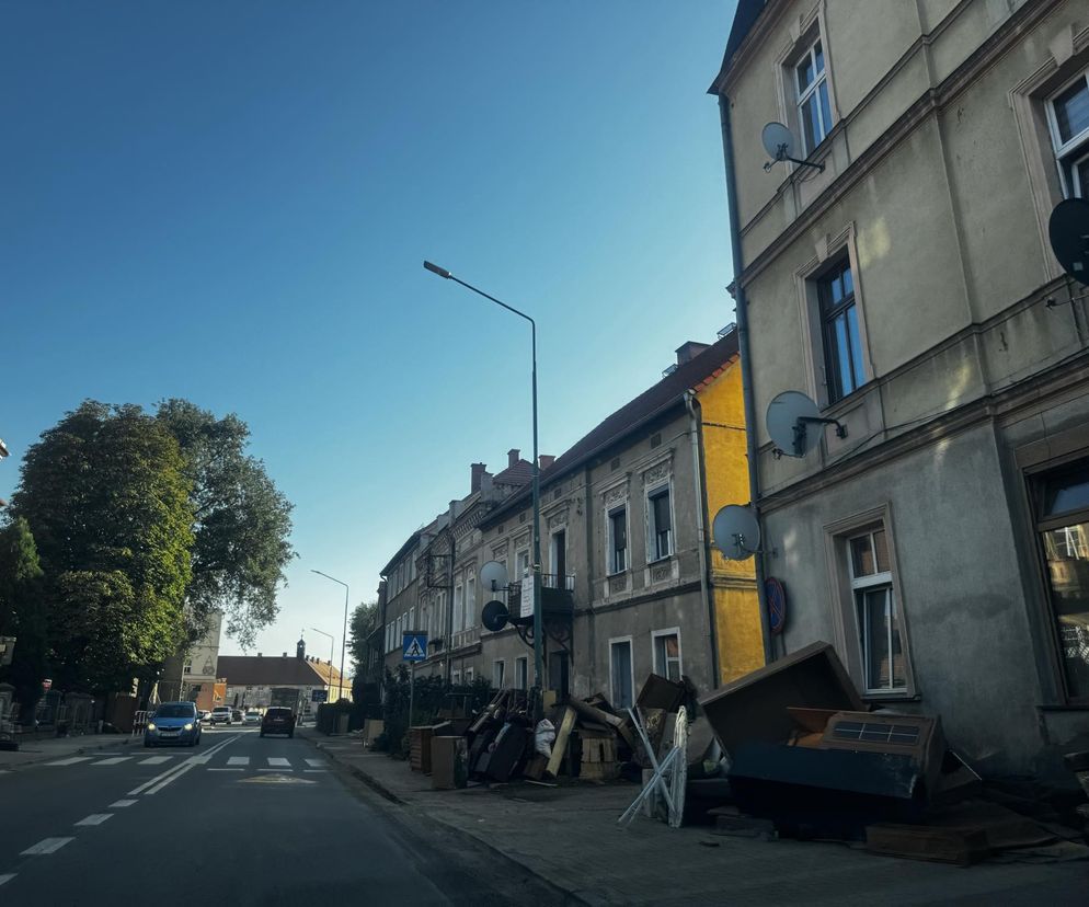 Powódź w Polsce. Bardo po przejściu wielkiej wody. Trwa wielkie sprzątanie. Straty i zniszczenia są ogromne [ZDJĘCIA]