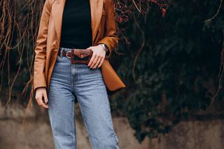 Spodnie baggy jeans to hit tej jesieni. Jak tworzyć modne stylizacje z ich udziałem? 
