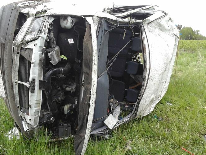 Bielsk Podlaski. Wypadek busa na DK 19. Dwóch pasażerów wyleciało z pojazdu [ZDJĘCIA]