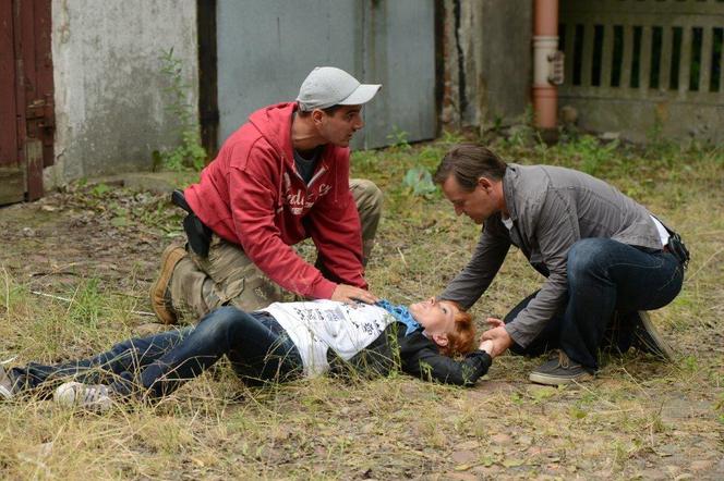 Komisarz Alex 4 sezon odcinek 42 (odc. 3). Lucyna (Magdalena Walach), Ryszard Puchała (Ireneusz Czop)