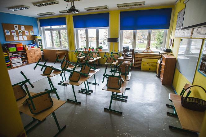 Szkoła - puste ławki