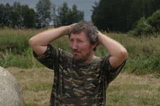 Andrzej z Plutycz przekroczył granicę? Zerkał na biust uczestniczki serialu. Nagle to powiedział. Wszystko się nagrało